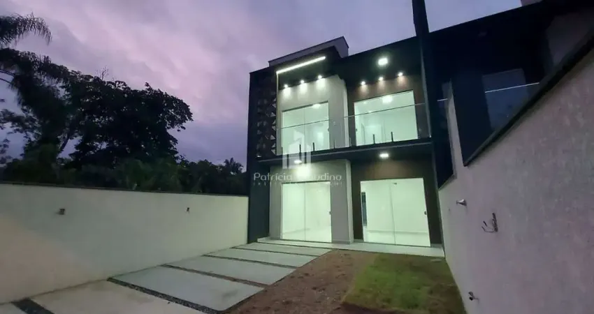 Sobrado com  03 dormitórios (01 suíte) com 121m² de área construída sendo (6X32)= 192m²de área total!