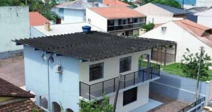 Sobrado para 10 pessoas á 100 metros da Praia da Barra do Saí!