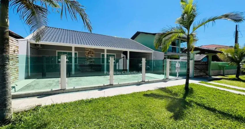 Casa com 04 dormitórios (01 suíte) + piscina, à  50 metros da praia