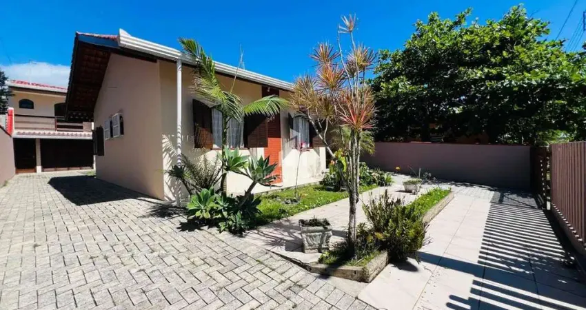 02 casas no terreno sozinho á 70 metros da praia, com vista para o mar! balneário cambiju!