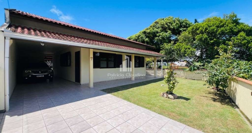 Excelente casa com 03 quartos (01 suíte), com amplo espaço de terreno a 170 metros da praia