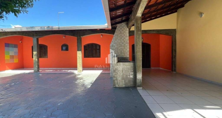 Casa Com Amplo Espaço De Terreno, 02 Dormitórios (Sendo 01 Suíte) - Balneário Brasília!