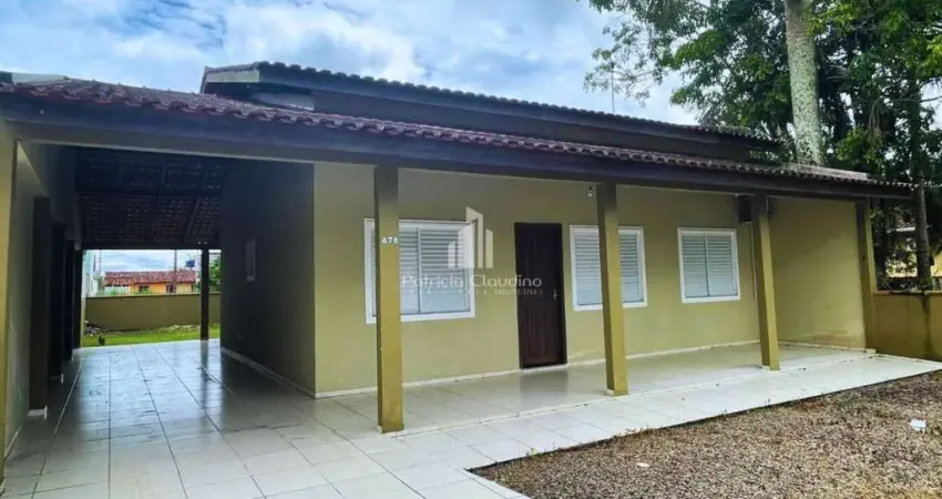 Casa com 03 dormitórios, amplo espaço de quintal no baln. cambiju!