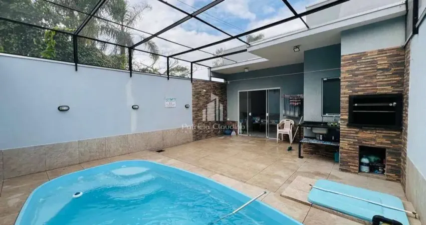 Excelente casa com 03 dormitórios (sendo 1 suíte) - com piscina á 320 metros da praia.
