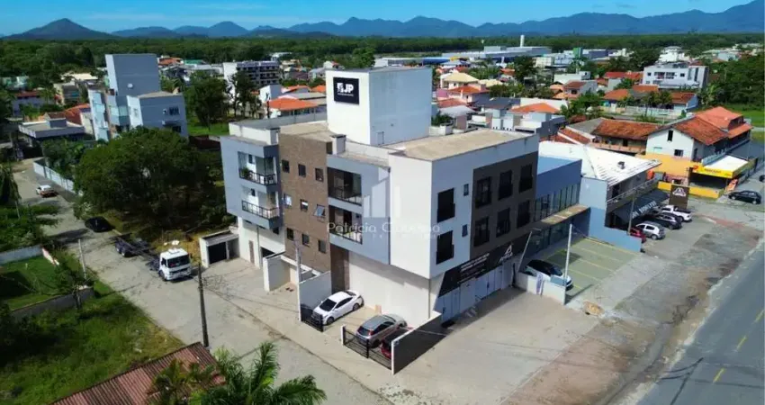 Apartamento semi mobiliado e com 03 Dormitórios (Sendo 01 Suíte)!