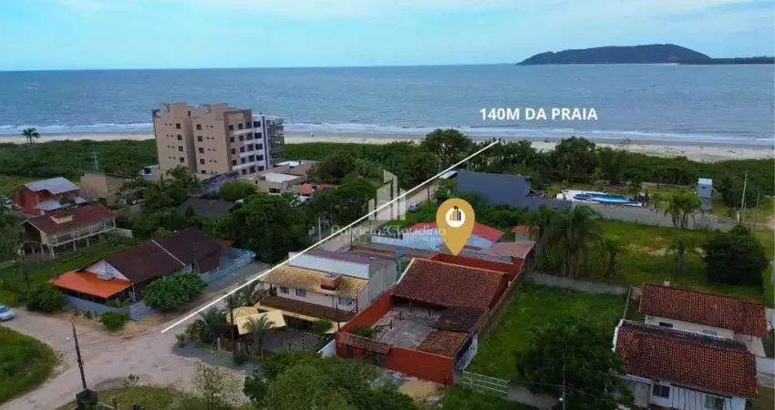 Casa com 03 dormitórios (sendo 01 suíte), apenas 140m da praia!