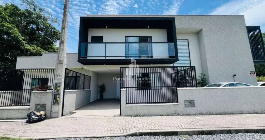 Sobrado com 03 quartos amplos (01 suite) e móveis planejados!