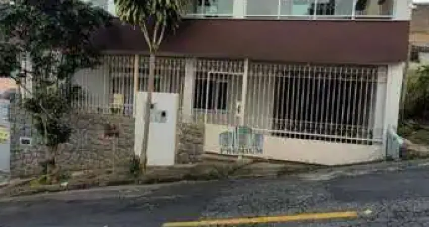 Casa com 3 dormitórios, com terraço e 2 vagas- Santo Antônio - Juiz de Fora/MG
