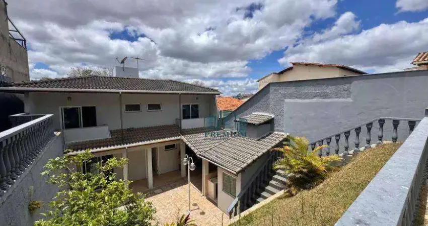 Casa com 6 quartos, 3 suítes, quintal e piscina- condomínio fechado