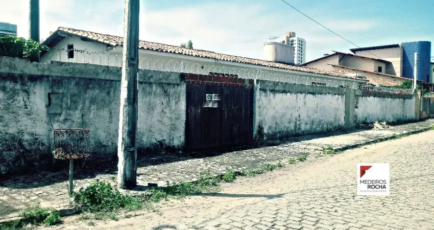 Terreno em localização privilegiada - Lagoa Nova - Com potencial para comércio, serviço ou moradia - Próximo a Promater, de esquina.