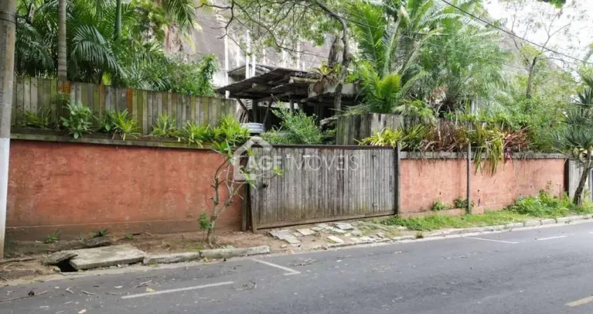 Terreno à venda na Avenida Mathias Sandri, Itacoatiara, Niterói
