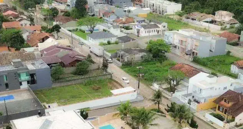 VENDE-SE CASA COM 4 SUÍTES² | AMPLA ÁREA DE TERRENO C/ PISCINA por R$ 2.399.000 - Itacolomi - Balneário Piçarras/SC