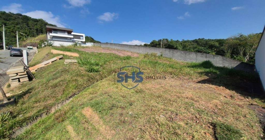 Excelente terreno em condomínio fechado de alto padrão.