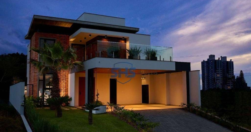 Belíssima casa a venda em condomínio fechado de alto padrão.