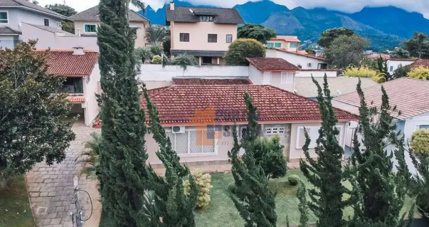 Casa com 4 quartos à venda, 234 m² por R$ 1.500.000 - Parque São Luiz - Teresópolis/RJ
