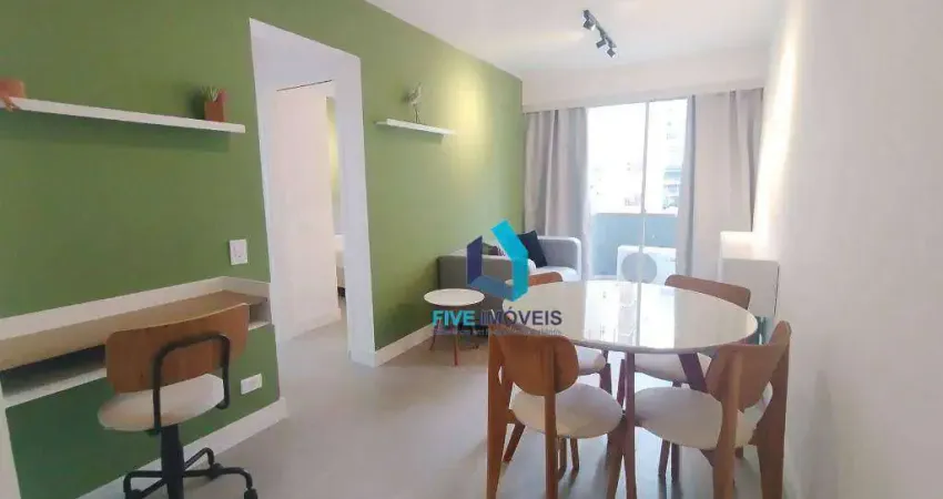 Apartamento 1 dormitório mobiliado com varanda, ar condicionado e 1 vaga – 50m²
