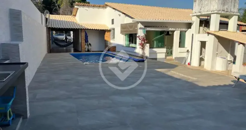 Casa plana, com 05 quartos, suite, piscina, pomar, casa de bonecas há 100m da lagoa. codigo: 150563