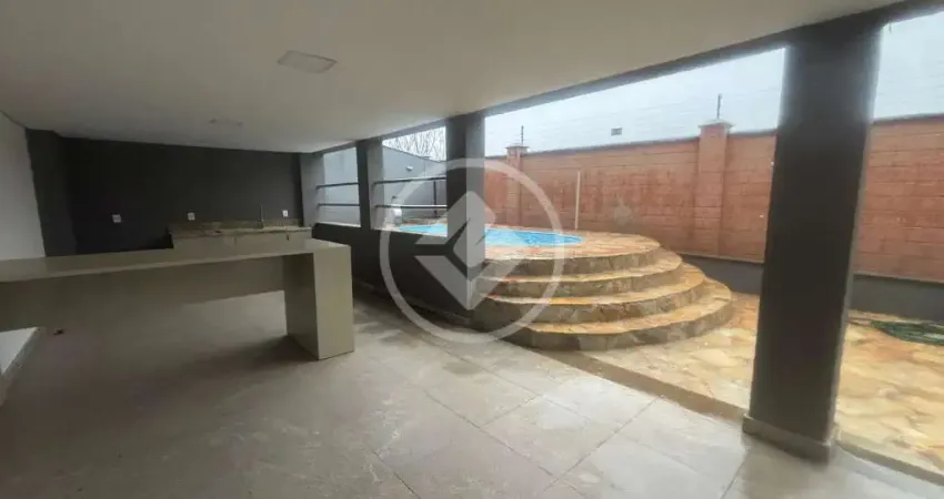 Casa em condominio de tres suites. tres pavimentos, salas integradas, 05 banheiros, vista inigualável, area gourmet com piscina. local pronto para fazer um elevador panoramico. codigo: 154098