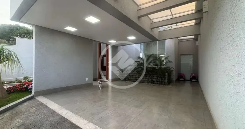 Casa 03 quartos, com suite e excelente localização. salas integradas, cozinha gourmet e quintal espaçoso. garagem para mais de dois carros. portão eletronico. pe direito duplo. codigo: 155120