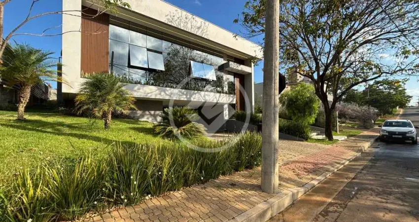 Casa em condominio de 05 suites, garagem para 04 carros, sala de cinema, campo de futebol, home office, e muita amplitude em seus comodos. codigo: 155629