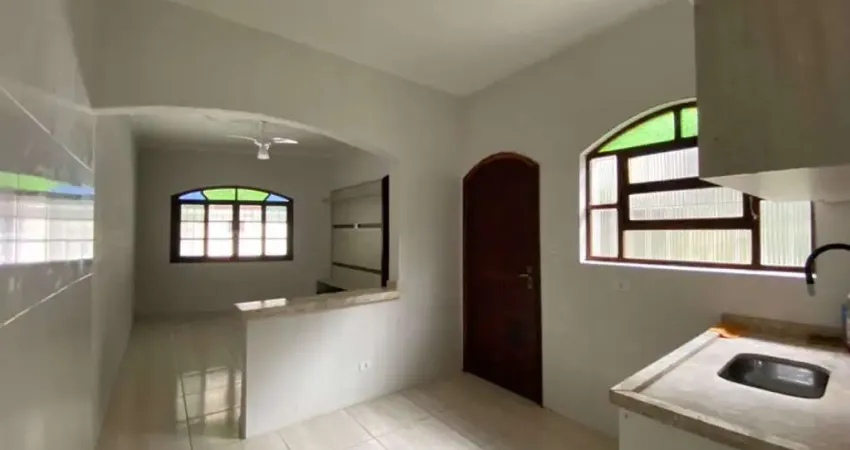 Imperdível oportunidade! Casa à venda em Praia Grande-SP, bairro Caiçara. 1 quarto, 1 sala, 1 banheiro, 1 vaga de garagem, 50m².