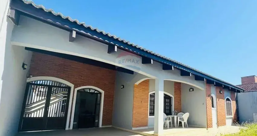 Casa Imperdível no Stella Maris, Mobiliada, com Pé-Direito alto, 4 Dorms, 2 Suítes e Terreno 360 m² – Faça Tudo a Pé!