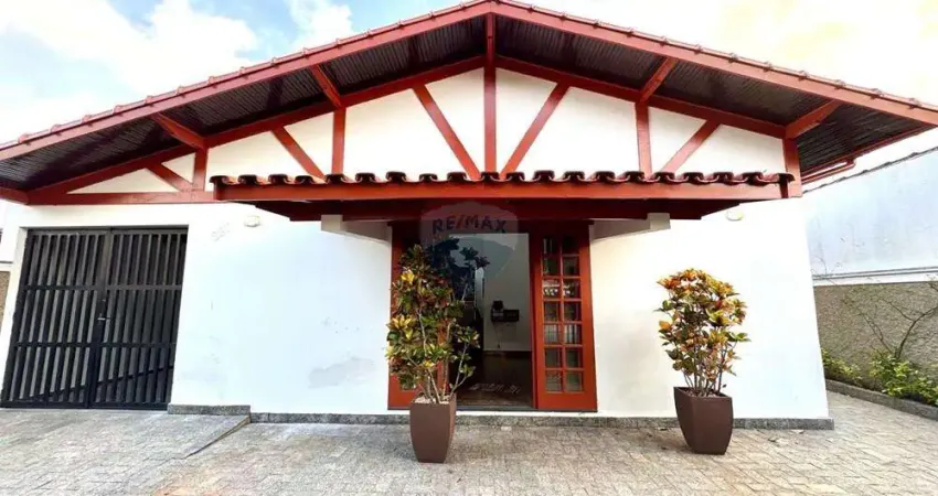 Imperdível no stella maris!   casa térrea, a poucos passos da praia, com 3 quartos (2 suítes), pé-direito elevado e área gourmet.