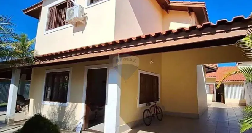 'espaçoso sobrado c/ piscina p/ aluguel na região balneário oásis - peruíbe/sp'