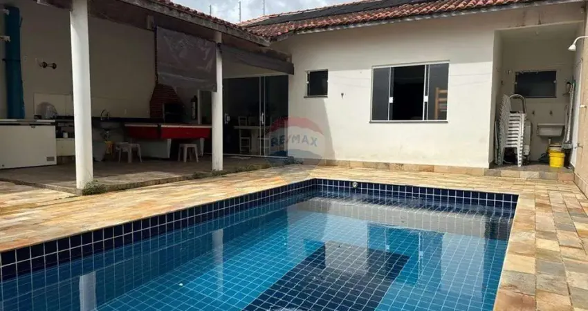 Casa em peruíbe com 3 dormitórios, piscina e churrasqueira!