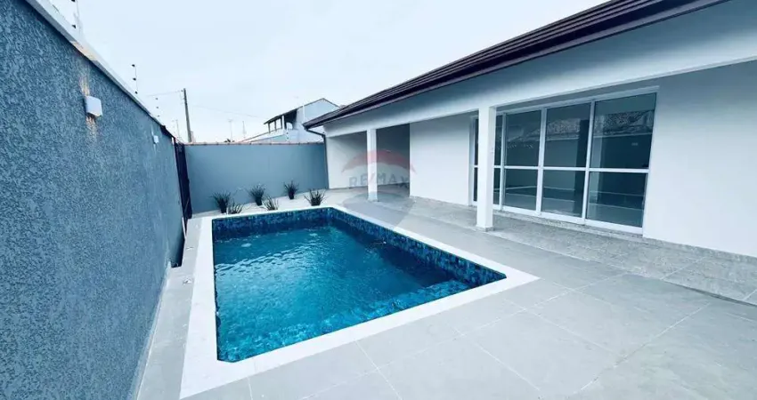 Casa térrea reformada com piscina e área gourmet a 80m do mar – pronta para morar!