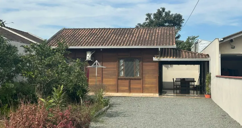 Casa averbada por apenas 300 mil com terreno amplo e boa localização