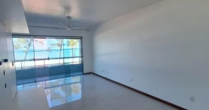 Alugo apartamento de frente para o mar com 03 quartos, escritório e dependência.