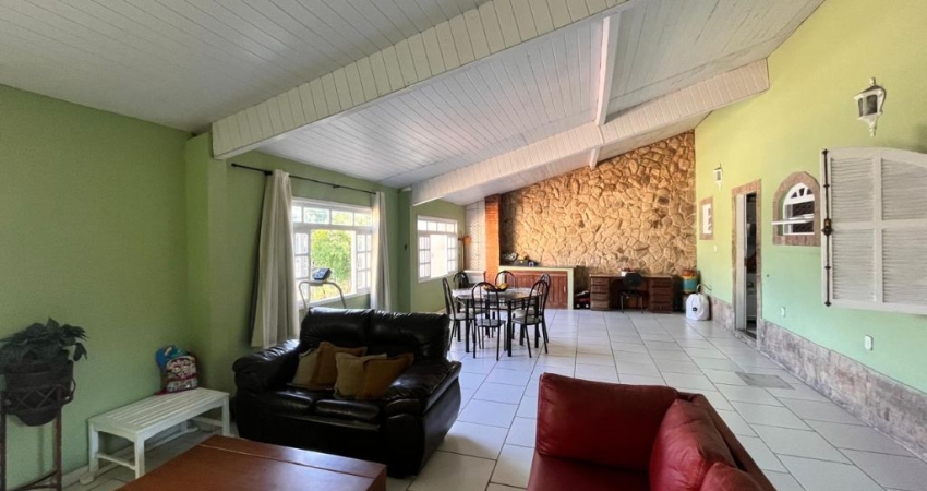CASA LINEAR NO JARIM SANTO ANTONIO COM 3 QUARTOS E PISCINA