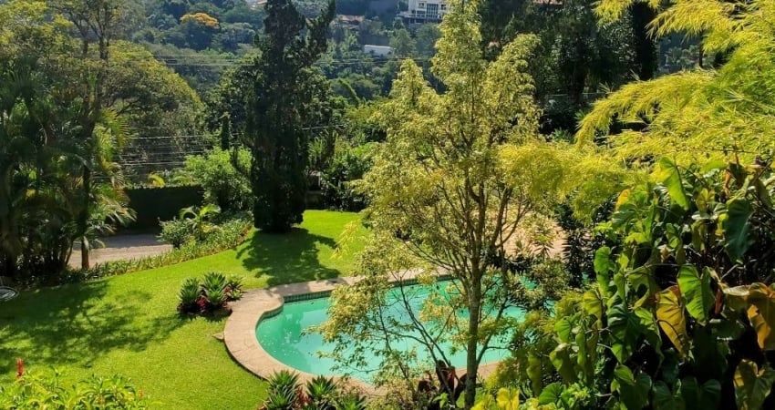 Belíssima casa linear à venda em Nogueira, Petrópolis-RJ
