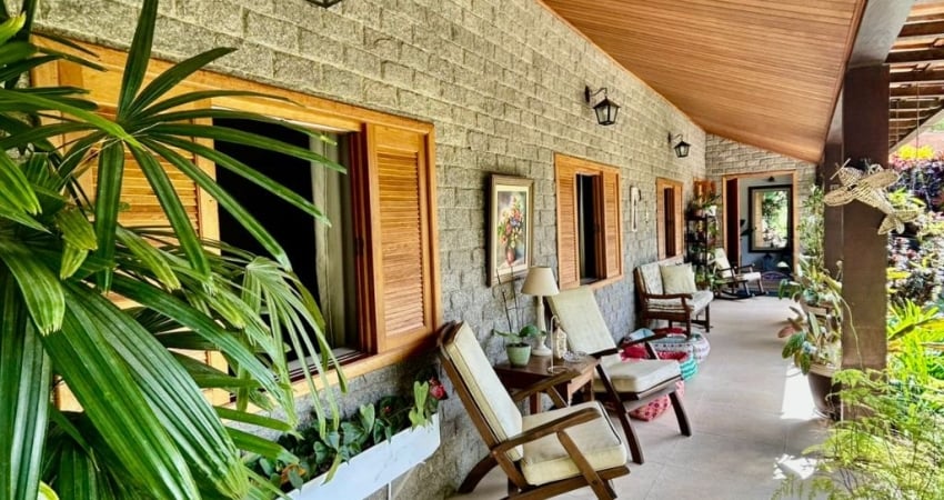 Linda casa pronta para morar em Itaipava!