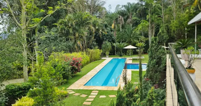 Belíssima casa à venda em condomínio de alto padrão em itaipava!