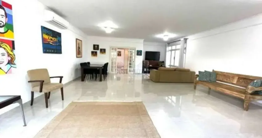 Casa sobreposta de 229 m² com 4 quartos, 2 suite, 1 escritório, 2 vagas e 2 quadras da praia