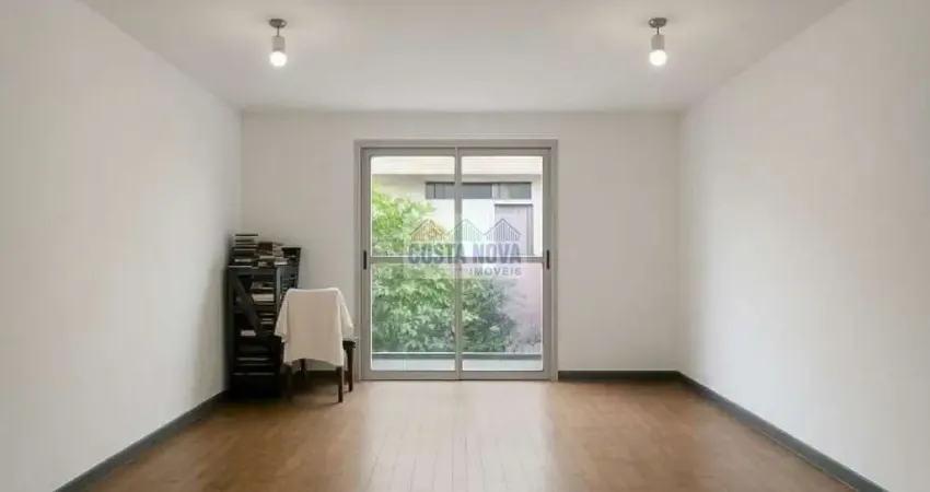 Apartamento Reformado a uma quadra da praia. 3 quartos sendo 2 suítes, 2 vagas. Bairro Embaré