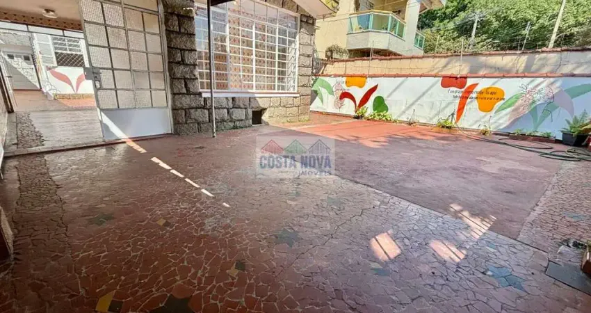 Casa ampla no Canal 5 com 3 dormitórios, quintal, depósito e garagem para 3 carros