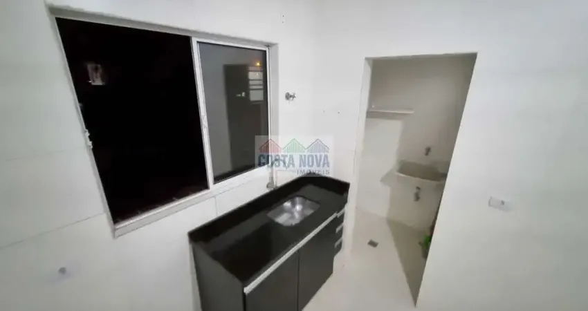 Linda sobreposta alta com 2 quartos e suíte na praia grande, imóvel com 68m².