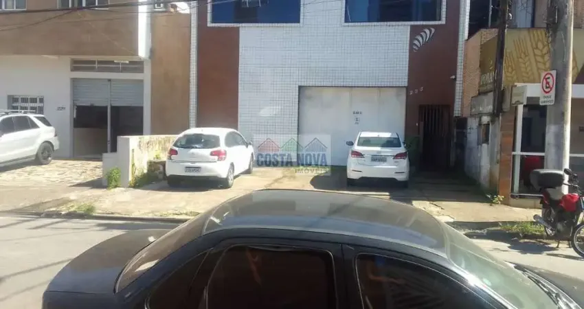 Galpão na Ponta da Praia com 370m², com salão do térreo e escritórios no andar superior