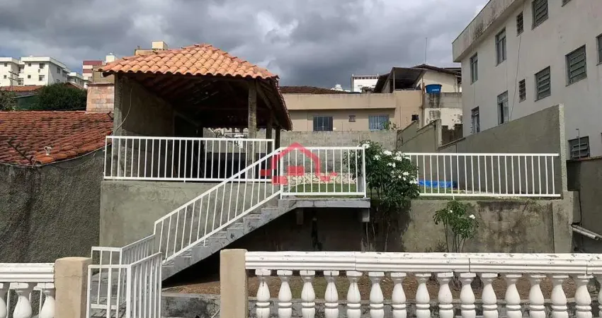 Casa para locação no bairro Santa Efigênia com 03 quartos, 02 salas, 01 piscina, 01 vaga de garagem