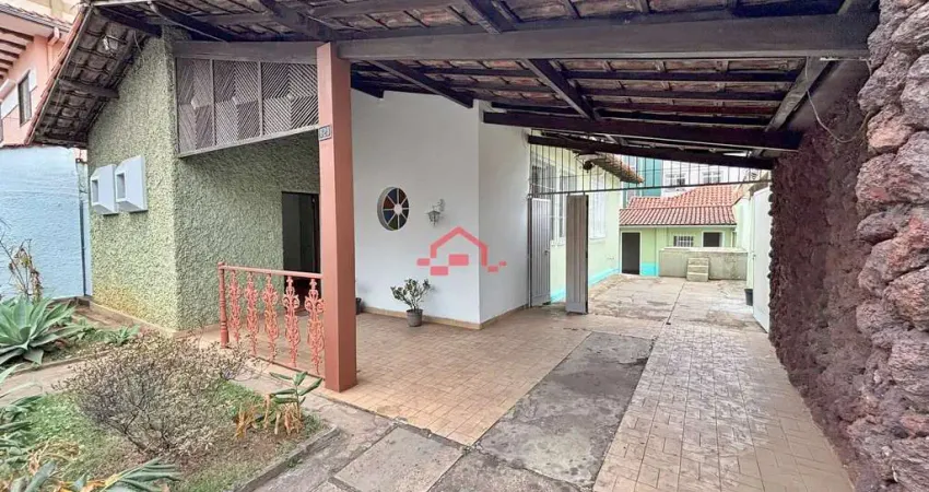 Casa à venda no bairro Carlos Prates, Belo Horizonte – 03 quartos, 03 vagas, quintal e barracão nos