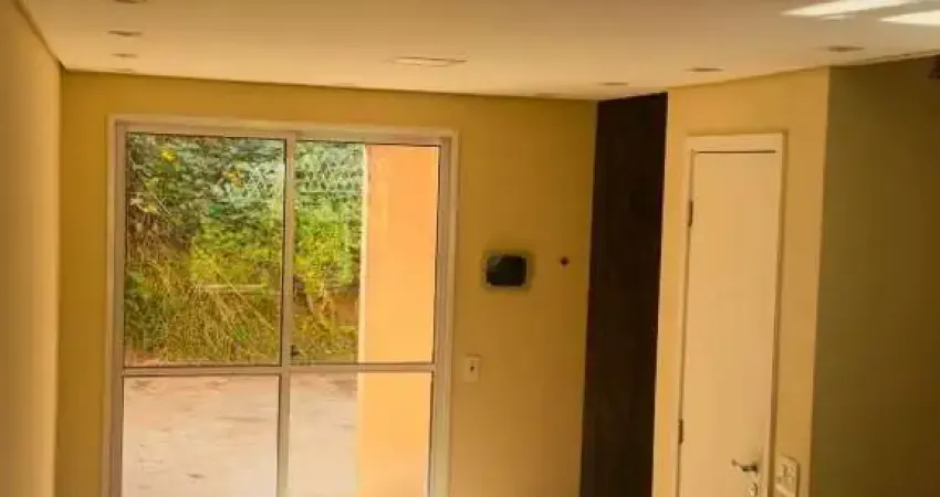 Casa em Condomínio para Venda ou Locação em Cotia - Jardim Petrópolis: 2 Quartos, 1 Sala, 2 Banheiros, 2 Vagas de Garagem, 66m²