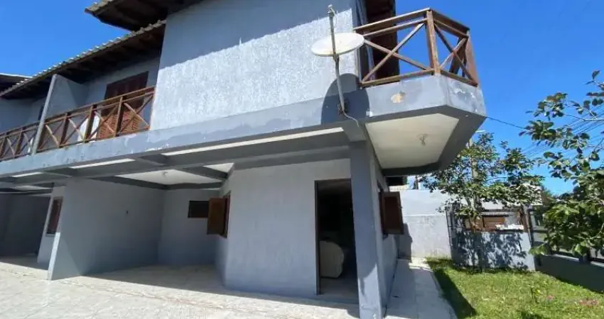 Venda de lindo sobrado com 3 dormitórios em avenida central de tramandaí.