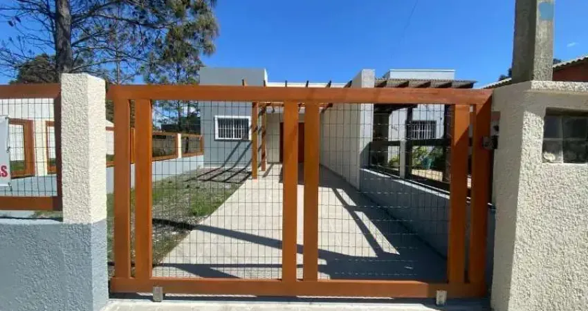 Linda casa geminada, com 2 dormitórios, pátio frente e fundos, em nova tramandaí.