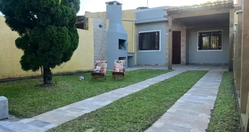 Venda de linda casa geminada, mobiliada, muito charmosa, com 2 dormitórios em nova tramandaí.