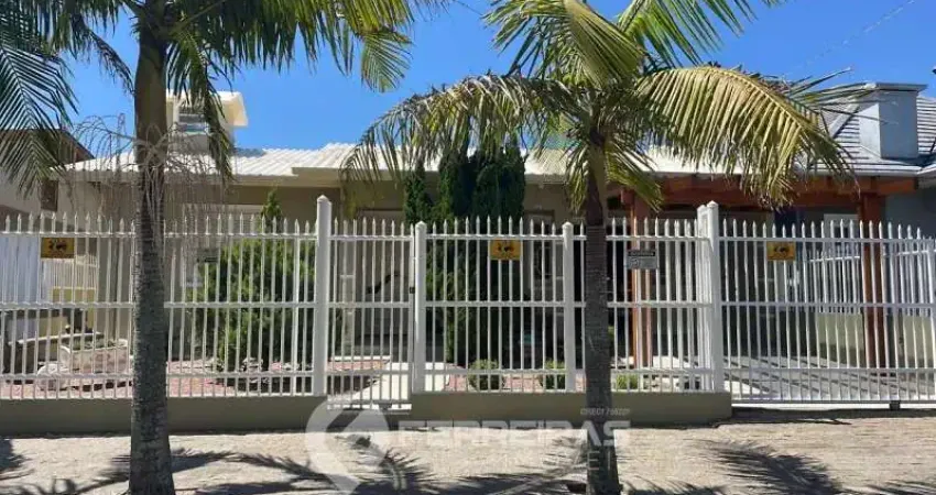 Venda de linda casa mobiliada com 2 dormitórios com piscina em tramandaí sul.