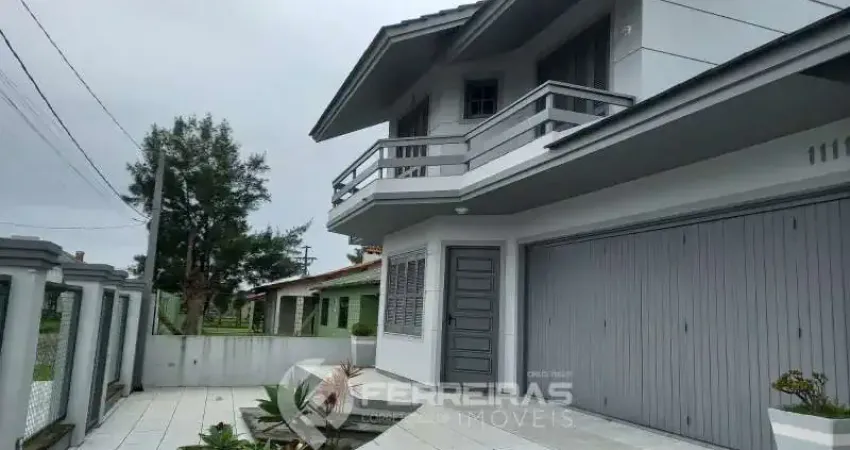 Lindissimo sobrado a poucos metros do mar, com 4 dormitórios e 1 suíte.