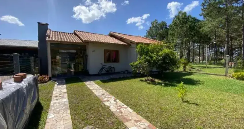Linda casa em bairro de moradores, lugar tranquilo com ótimo pátio.